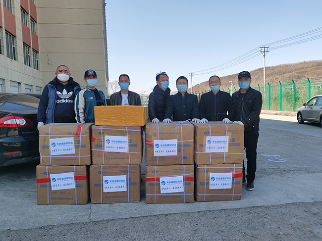 向綏芬河紅十字會捐贈醫(yī)用口罩.jpg
